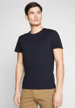 Pier One2 PACK - T-shirt - Bas - White/dark Blue 10 Pier One2 PACK - T-shirt - Bas - White/dark Blue -Macys Butik 29e824f9825c4b58be6620e83ee4ac6b