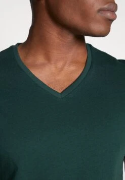 Pier One3 PACK - T-shirt - Bas - Black, Grey, Green -Macys Butik 75d8e7abd9c649fe8ff382e42bf08591