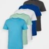 Pier One5 PACK - T-shirt - Bas - Blue/dark Blue/light Green -Macys Butik 8829d927b1a546d58909a54b59b2fce3