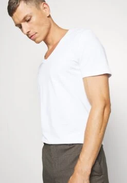 Pier One2 PACK - T-shirt - Bas - White 13 Pier One2 PACK - T-shirt - Bas - White -Macys Butik 8a50f47374ab42e380a66ae8b1778f0e