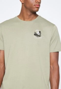 Pier OneMOON SCENE GRAPHIC T-SHIRT - T-shirt Med Print - Olive 15 Pier OneMOON SCENE GRAPHIC T-SHIRT - T-shirt Med Print - Olive -Macys Butik a3d76dc258384102beba731e1a4b47e2