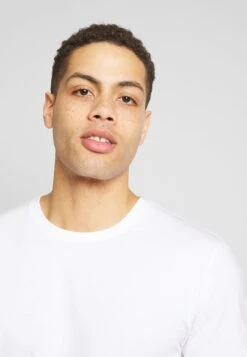 Pier One3 PACK - T-shirt - Bas - White/dark Blue/red 11 Pier One3 PACK - T-shirt - Bas - White/dark Blue/red -Macys Butik bb58520a3fdd4addbd204975d9a479ed