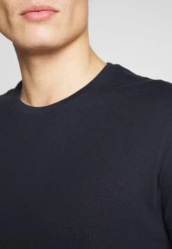 Pier One2 PACK - T-shirt - Bas - White/dark Blue 13 Pier One2 PACK - T-shirt - Bas - White/dark Blue -Macys Butik de6827f8d2cf4a2c856d09a9d7f8109d