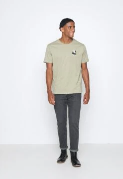 Pier OneMOON SCENE GRAPHIC T-SHIRT - T-shirt Med Print - Olive 11 Pier OneMOON SCENE GRAPHIC T-SHIRT - T-shirt Med Print - Olive -Macys Butik e5f0510ab0104a408fe71df6065b1e84