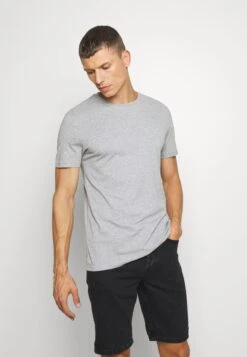 Pier One7 PACK - T-shirt - Bas - White/blue/green -Macys Butik eda6b13a6c134a3f80a2d698b4ee4ee0